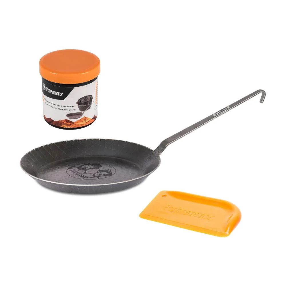 Petromax Wrought-Iron Pan sp28 Set – Bud Spencer & Terence Hill Edition + Care Conditioner + Scraper Wrought-Iron Pan sp28 Set – Bud Spencer & Terence Hill Edition + Care Conditioner + Scraper (EU)